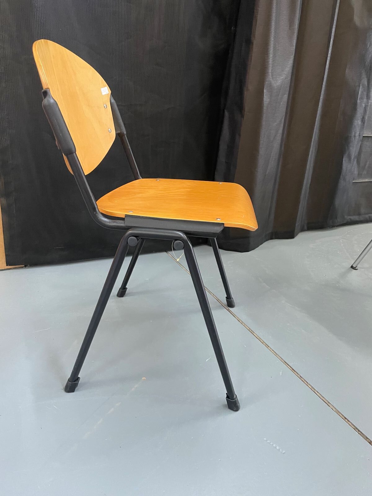 Bureaustoel blank hout, zwart metalen poten_3