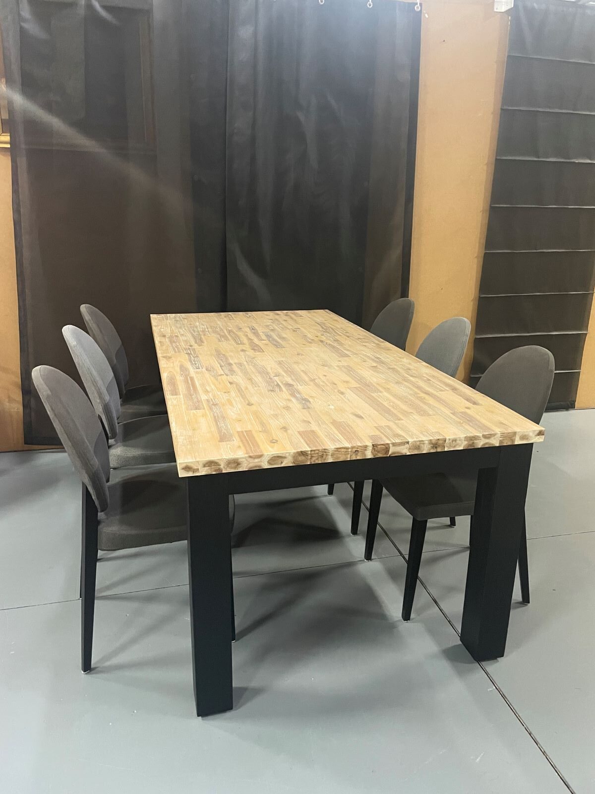 Houten eettafel met antraciet poten_1