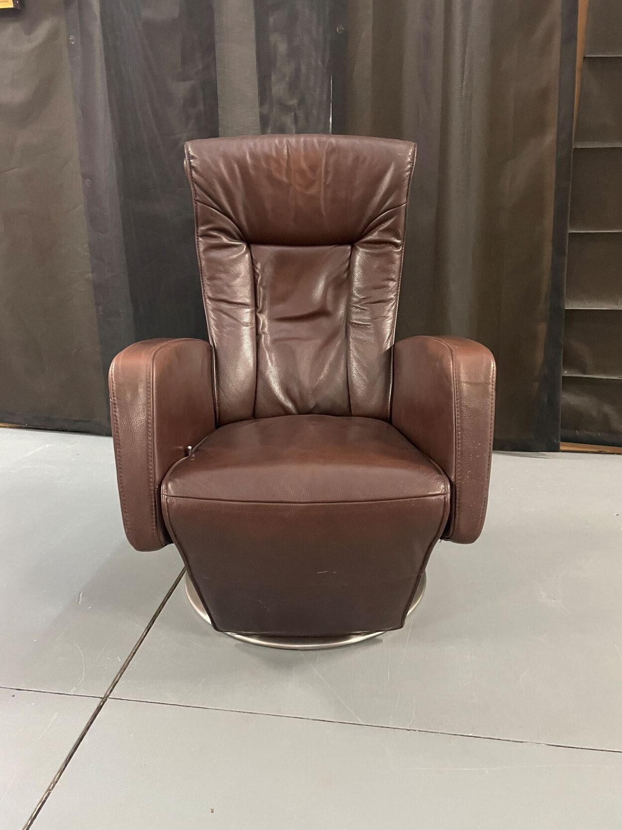 39 Relaxfauteuil donkerbruin leer mer ronde metalen voet1