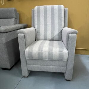 Met grijze stof beklede fauteuil