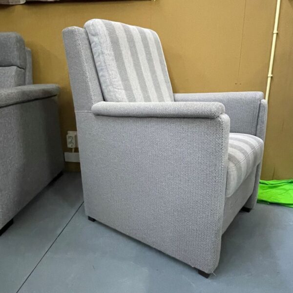 Met grijze stof beklede fauteuil - Afbeelding 2