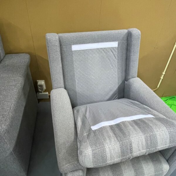 Met grijze stof beklede fauteuil - Afbeelding 4