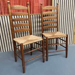 2 Riet-gedekte eetkamerstoelen