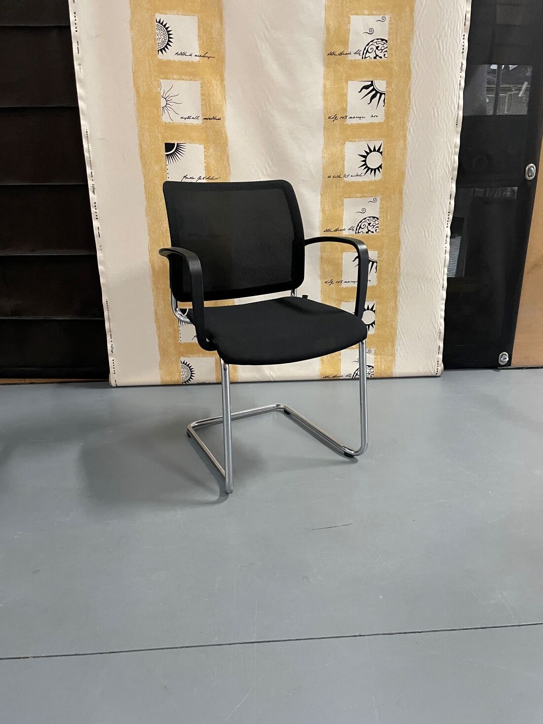 81 Metalen stoel met zwarte stof1