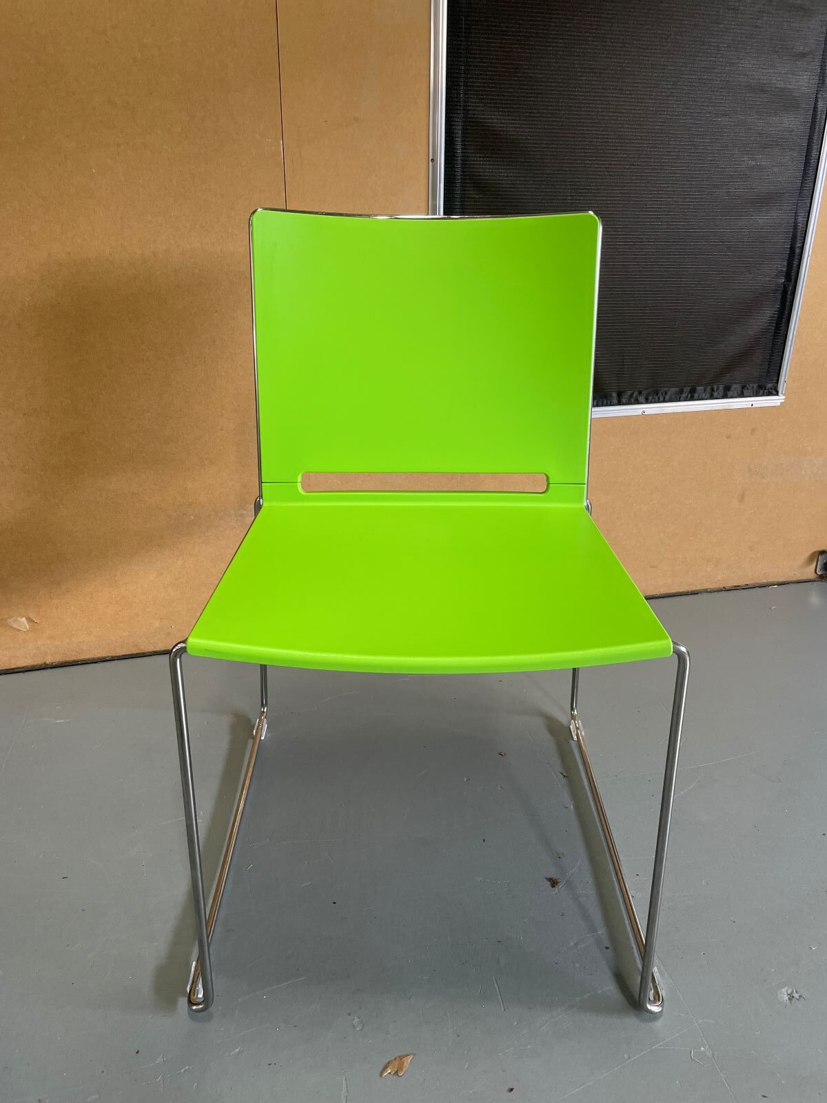 95 Felgroene kunststof stoel met blank metalen frame_1