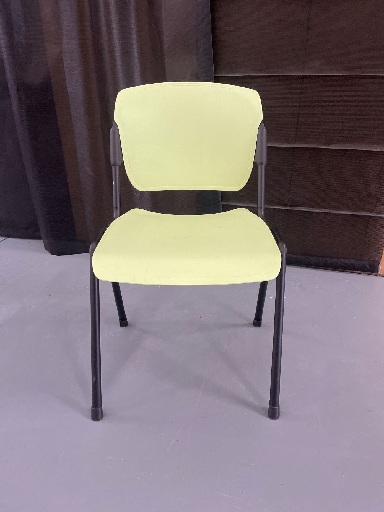 96 Lichtgroene kunststof stoel met zwart metalen frame