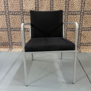 Brede kantoorstoel met elegant frame