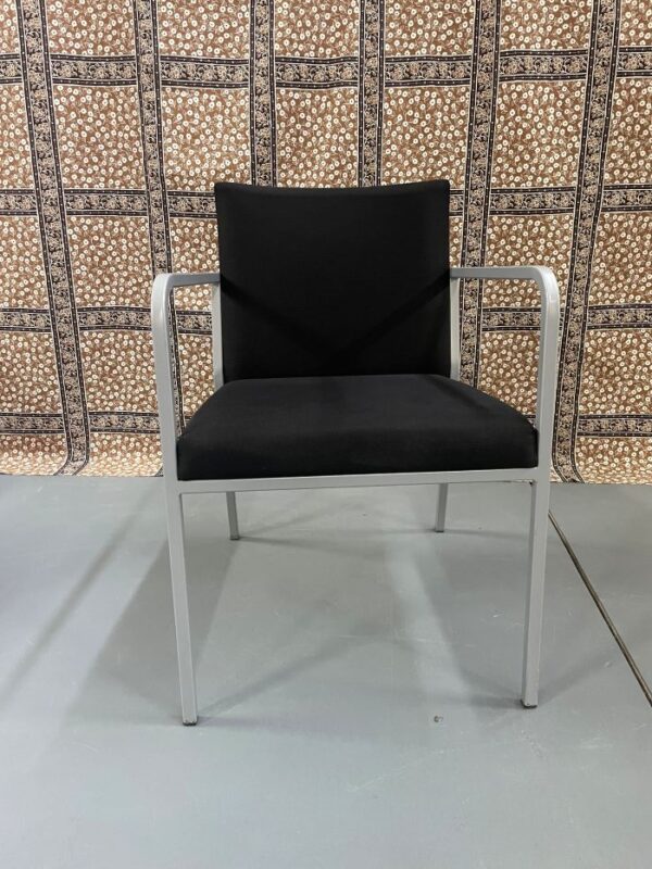 Brede kantoorstoel met elegant frame